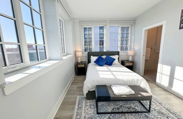 Bright 2BR/2BA with Master Suite, Near Penn Station & Airport