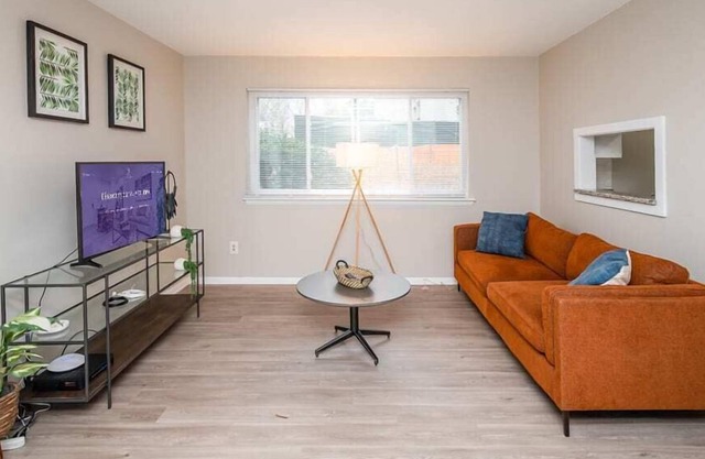Bright 2BR with Parking & Perfect Location