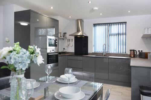 Bright 3bed Home Ideal Location & Free Parking