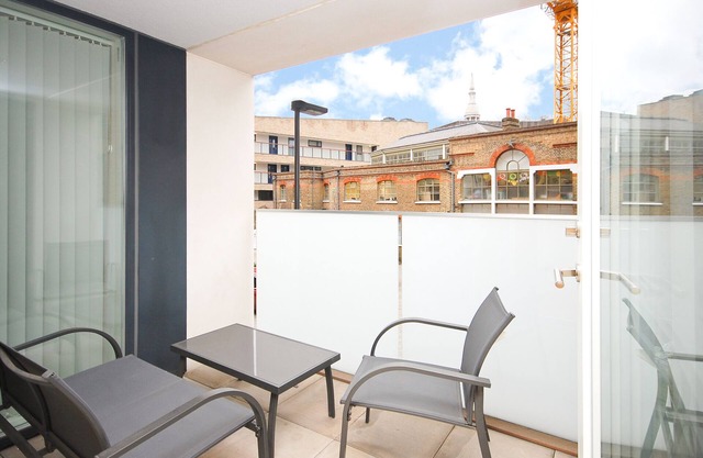 Bright 4 bedroom duplex sleeps 8, w/patio off Columbia Road in Shoreditch!