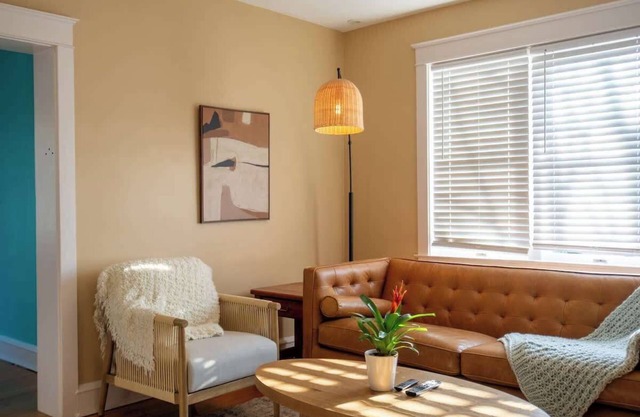 Bright & Airy Apartment w Massive Master Suite