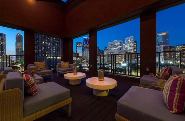 Bright and Airy Condo With Fast Wifi Gym Pool Parking Included
