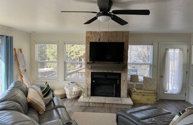 Bright and Airy Lakeside Bungalow with Stunning Views!