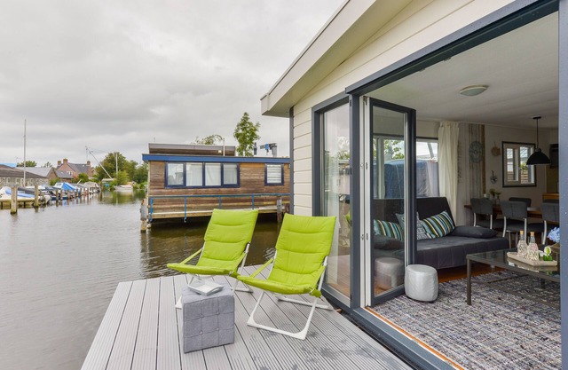Bright and Comfortable Houseboat