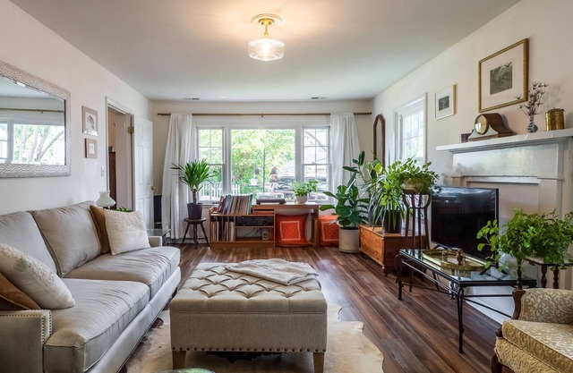 Bright and roomy cottage just 3 blocks from UVA or a walk to downtown