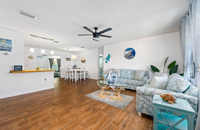 Bright and Spacious Entire House, sleeps 6-7, minutes from the beach.