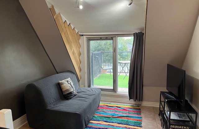Bright and spacious with rooftop patio - few minutes from subway!