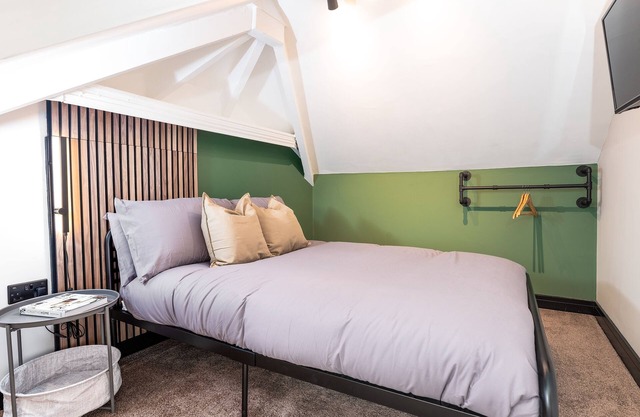 Bright and Warm Studio Apartment | Free Parking