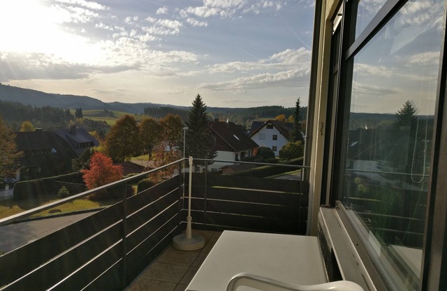 Bright apartment with south-facing balcony, WiFi, swimming pool