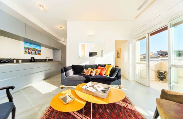 Bright Apt w Balcony & Mamad 10min Walk from Beach