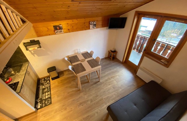 Bright apt with loft, 2 balconies, 200m from lifts