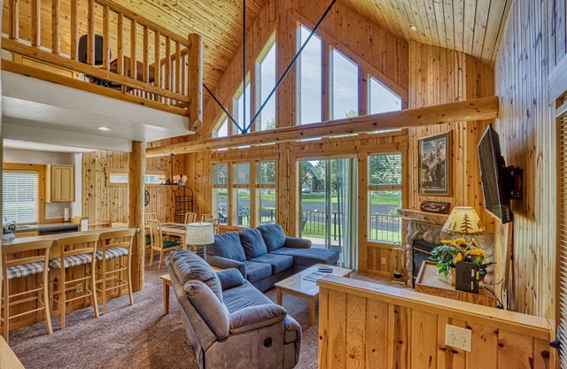 Bright Cabin with Shared Pool, Hot Tub & Resort Amenities