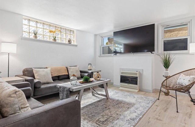 Bright & Charming 2BR: Near Downtown