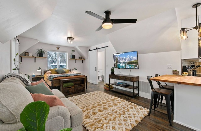 Bright, colorful & cozy studio in oldtown Timnath. Walking distance to a brewery