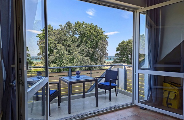 Bright, comfortably furnished apartment directly on the dyke and beach
