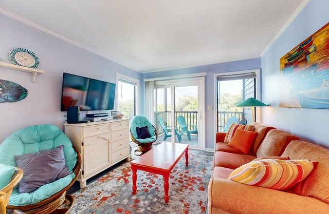 Bright Condo with WiFi, W/D, Screened Porch & Community Pool/Tennis/Day Dock