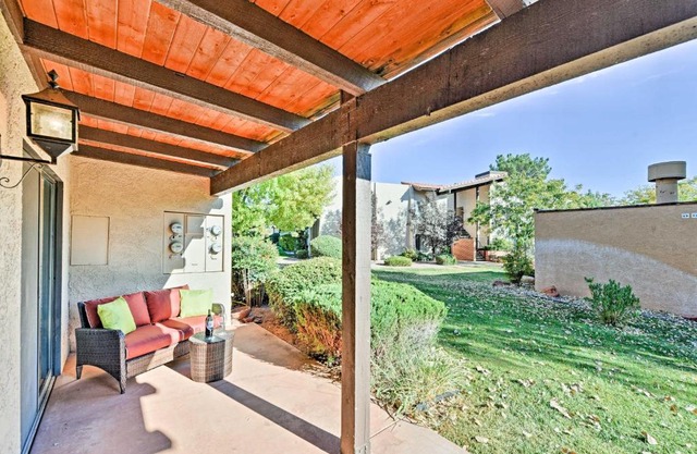 Bright Condo with Pool Access and Patio Less Than 8Mi to Sedona