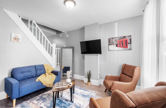Bright Corner Flat near Transit and Trails