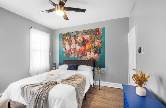 Bright Corner Flat near Transit and Trails
