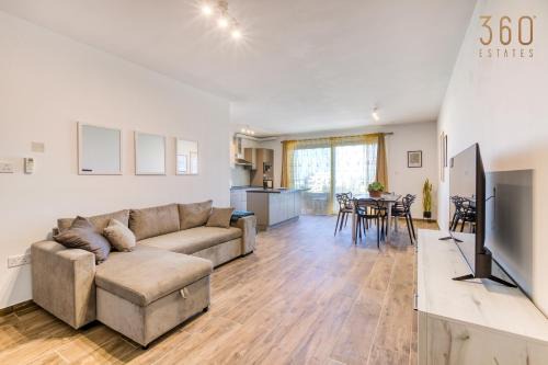 Bright & cosy 3BR home with private balcony & WIFI by 360 Estates