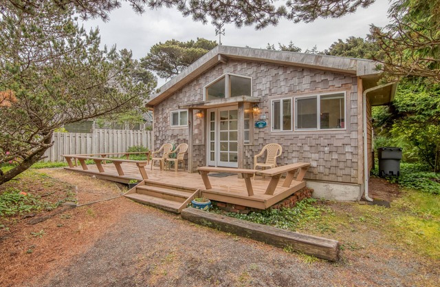 Bright Cottage Close to Town and Steps to the Beach, Wrap-Around Deck!
