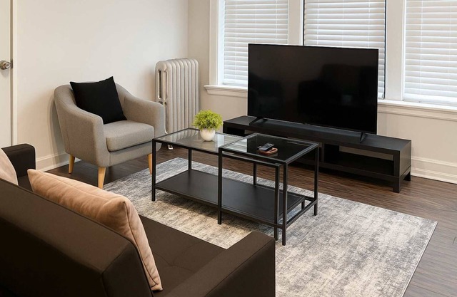 Bright & Cozy 1BR Near UChicago