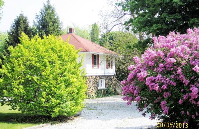 Bright, cozy, private, 1 bedroom coach house apartment