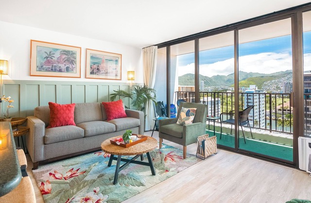 Bright & Cozy Stay Near Waikiki Beach + Parking