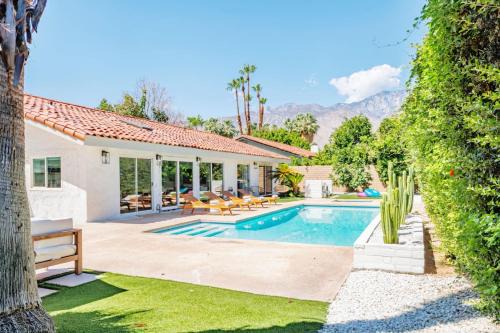 Bright Desert Villa w Pool Jacuzzi &Mountain Views
