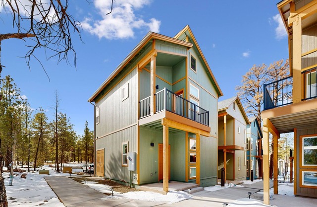 🏡, Bright dog-friendly condo with a generous balcony - near skiing & golf