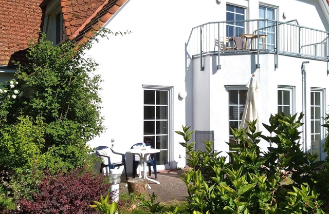 Bright, friendly first floor apartment with terrace and access to the garden