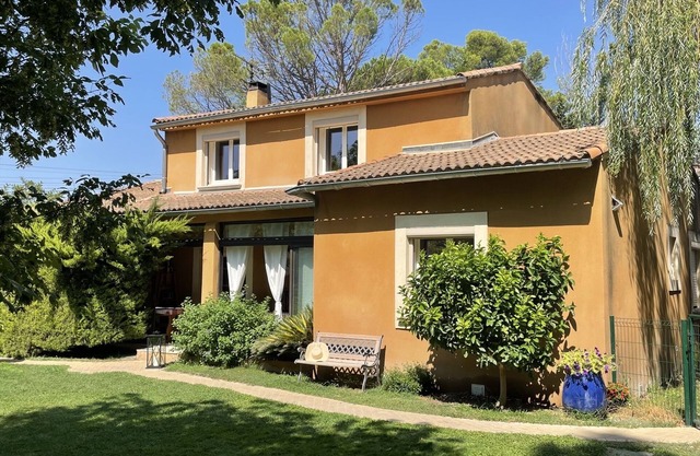 Bright, fully renovated apartment with garden