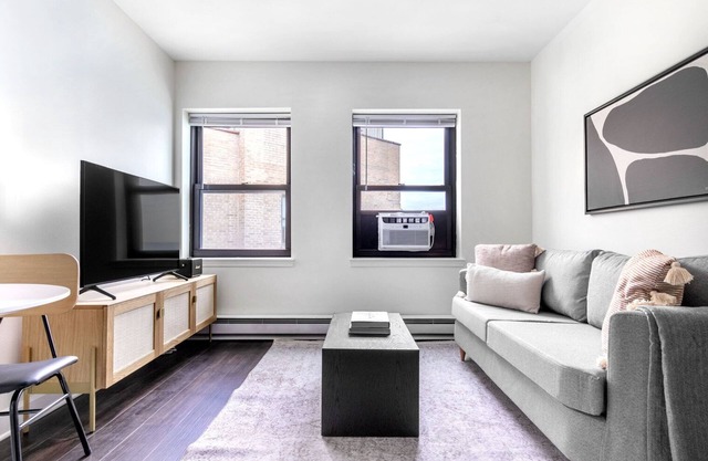 Bright Gold Coast 1BR w/Doorman & Gym, 2 blocks to L, by Blueground