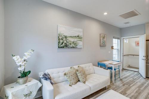 Bright Houston Retreat - 8 Mi to Downtown