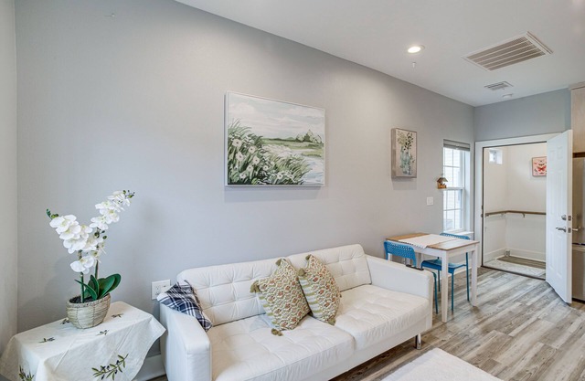 Bright Houston Retreat - 8 Mi to Downtown