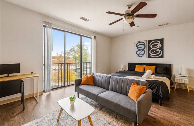 Bright Mid-Rise Studio | King Comfort 2y5