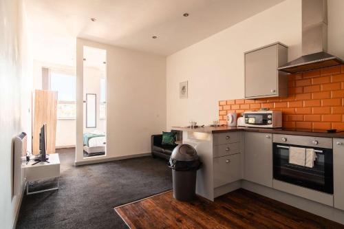 Bright & Modern 1 Bed Apartment in Blackburn Centre