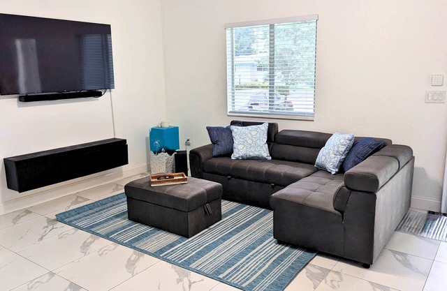 Bright & Modern Home | October 10% Discount