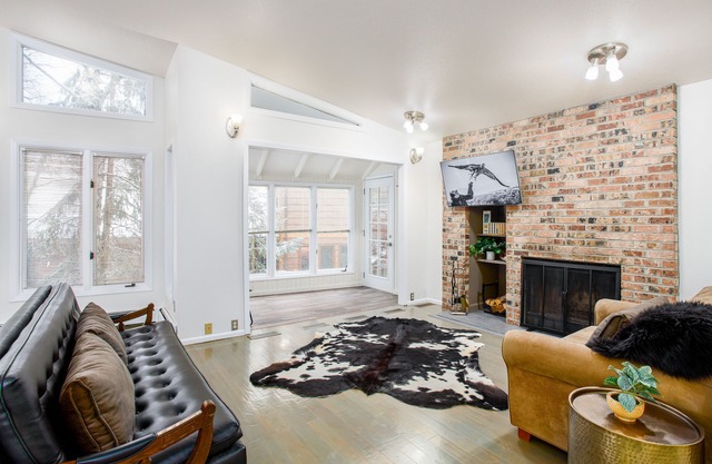 Bright modern home with private hot tub, fireplace, enclosed yard, & WiFi