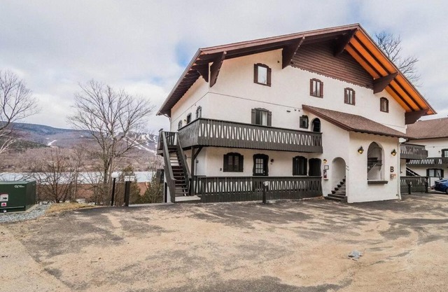 Bright & Modern Lac Tremblant Condo with Views