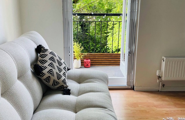 Bright newly refurbished modern 1 bedroom flat