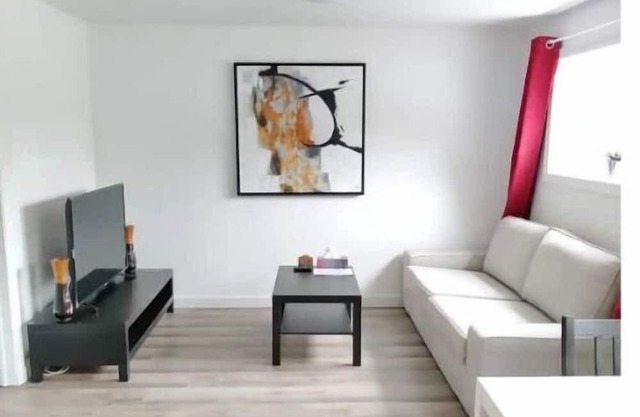 Bright One Bedroom Apartment w/ Sunroom, Wifi, Parking