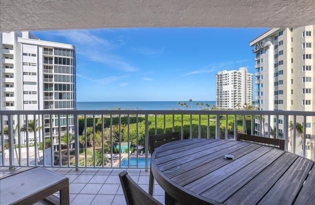 Bright open 2 bedroom beachfront condo - CL0403