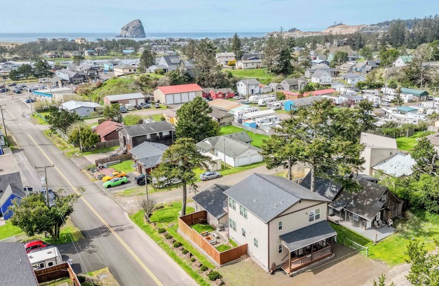 Bright, Open Pacific City Home, Double Living Room, Fenced Side Yard, Fire Pit!