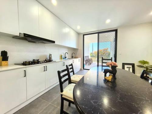 Bright room with queen bed and balcony near train station