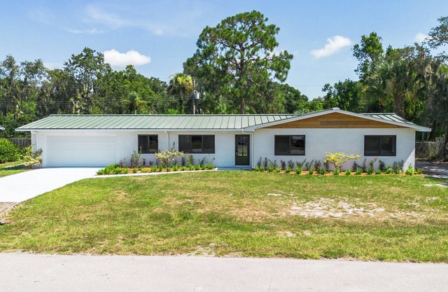 Bright & Roomy Okeechobee Stay w/Workspace