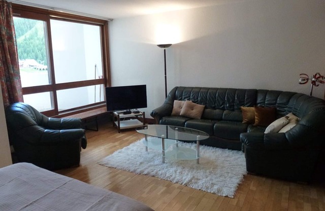 Bright Ski-In/Ski-Out Apartment with WiFi in the Heart of the Station