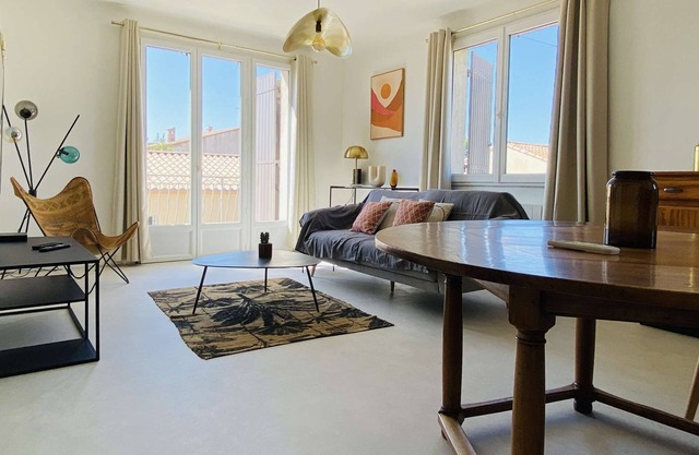 Bright Space with Balcony, 3 Bedrooms, and Parking: Perfect Holidays!