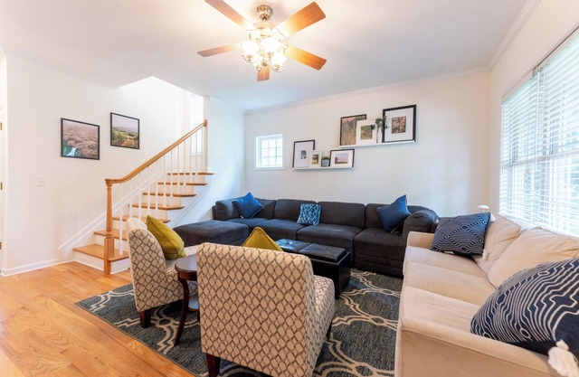 Bright, Spacious Home Perfect for Groups and Families: 4BR, 5 Beds