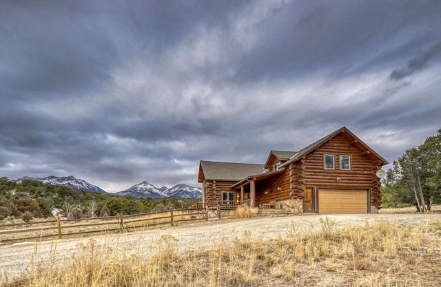 Bright Star Ranch-Beautiful, Spacious home with Hot Tub! Dog Friendly